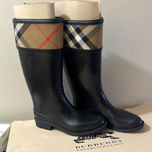 Burberry boots - Picture 1 of 5